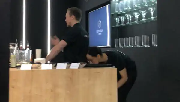 展示ブースの盛況 - 1